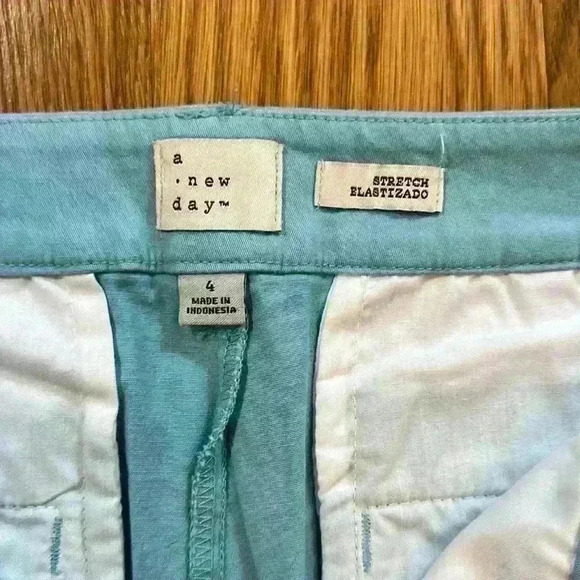 A New Day Women's Turquoise Flat Front Stretch Chino Shorts Size 4 - Picture 5 of 6